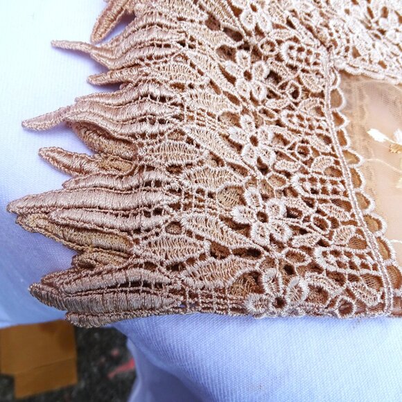 Stunning Sheer Square table topper with lace edging - Picture 7 of 8